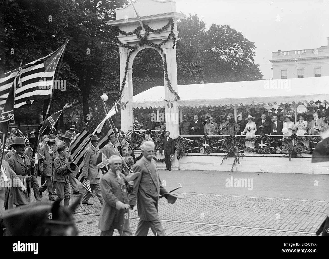 Réunion confédérée - Parade ; stand de révision, 1917. Le président AMÉRICAIN Woodrown Wilson et Edith Wilson, vice-président Thomas R. Marshall. Défilé militaire et anciens combattants de la guerre de Sécession, Washington D.C. Banque D'Images