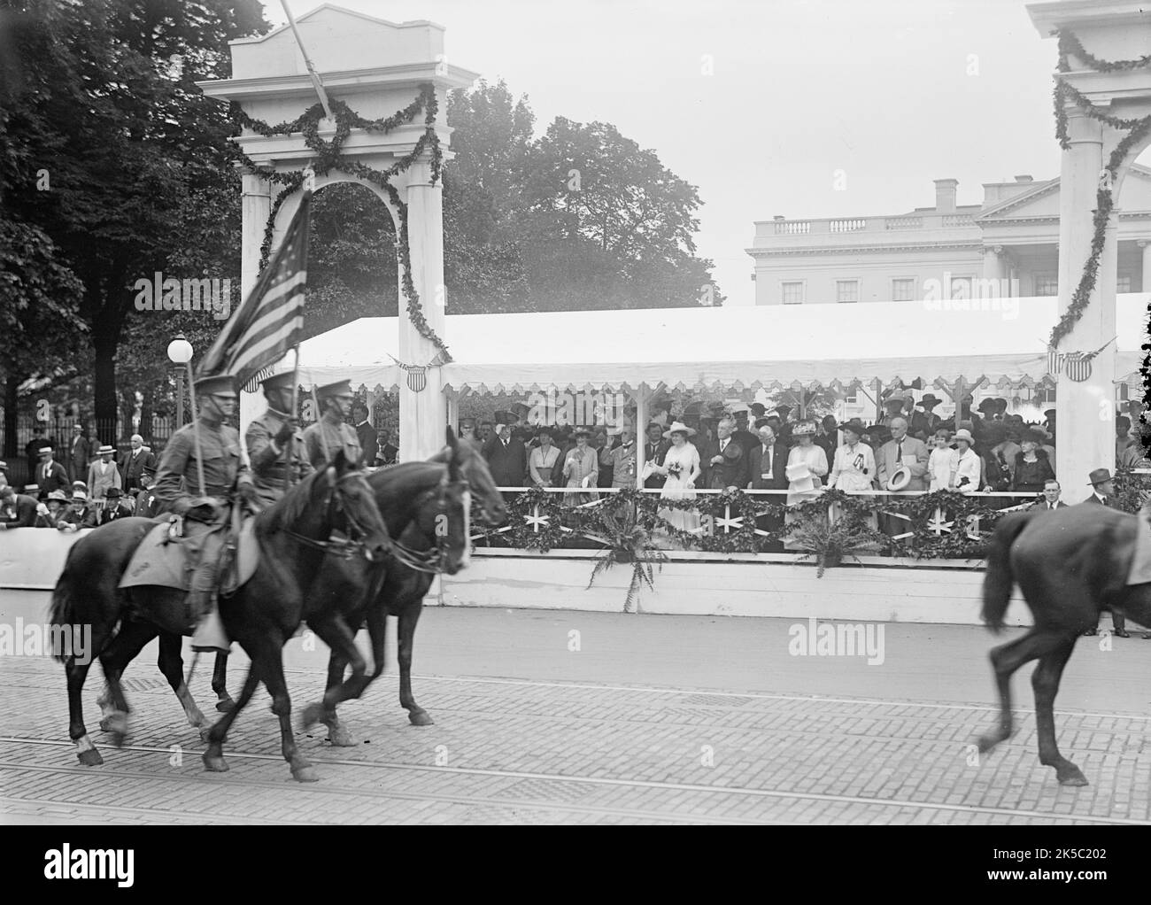 Réunion confédérée - Parade ; stand de révision, 1917. Le président AMÉRICAIN Woodrown Wilson et Edith Wilson. Défilé militaire et anciens combattants de la guerre de Sécession, Washington D.C. Banque D'Images