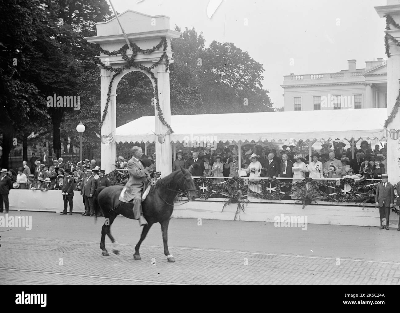 Réunion confédérée - Parade ; stand de révision, 1917. Le président AMÉRICAIN Woodrown Wilson et Edith Wilson. Défilé militaire et anciens combattants de la guerre de Sécession, Washington D.C. Banque D'Images