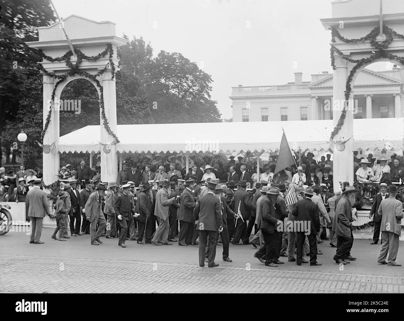 Réunion confédérée - Parade ; stand de révision, 1917. Défilé militaire, anciens combattants de la guerre civile, Washington, D.C. Banque D'Images