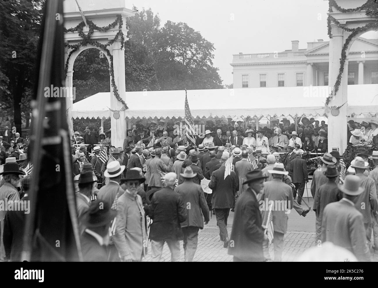 Réunion confédérée - Président et Mme Wilson; Marshall, etc. Parade de revue du stand à la Maison Blanche, 1917. Le président AMÉRICAIN Woodrown Wilson et Edith Wilson, vice-président Thomas R. Marshall. Défilé militaire et anciens combattants de la guerre de Sécession, Washington D.C. Banque D'Images