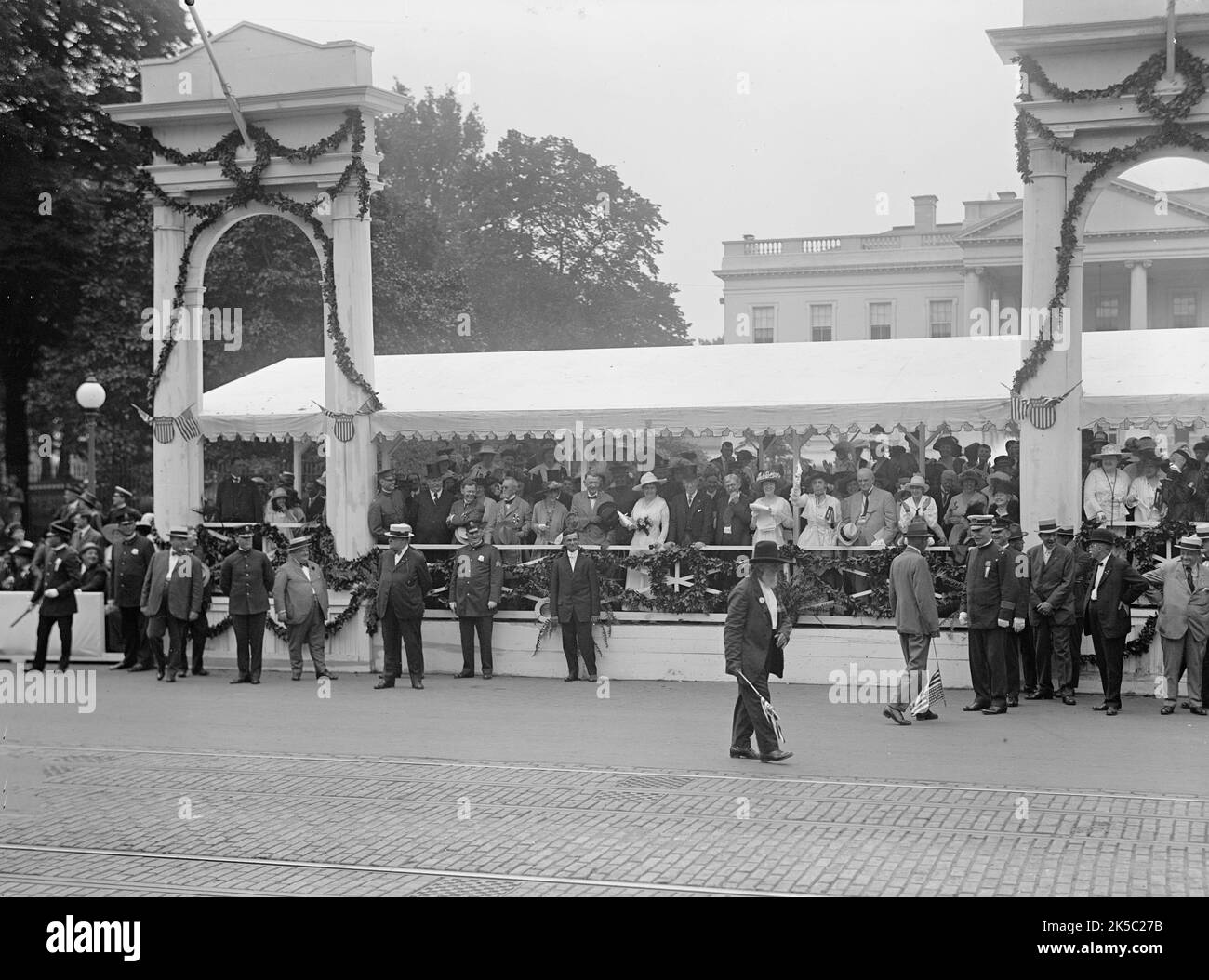 Réunion confédérée - Président et Mme Wilson; Marshall, etc. Parade de revue du stand à la Maison Blanche, 1917. Le président AMÉRICAIN Woodrown Wilson et Edith Wilson, vice-président Thomas R. Marshall. Défilé militaire et anciens combattants de la guerre de Sécession, Washington D.C. Banque D'Images
