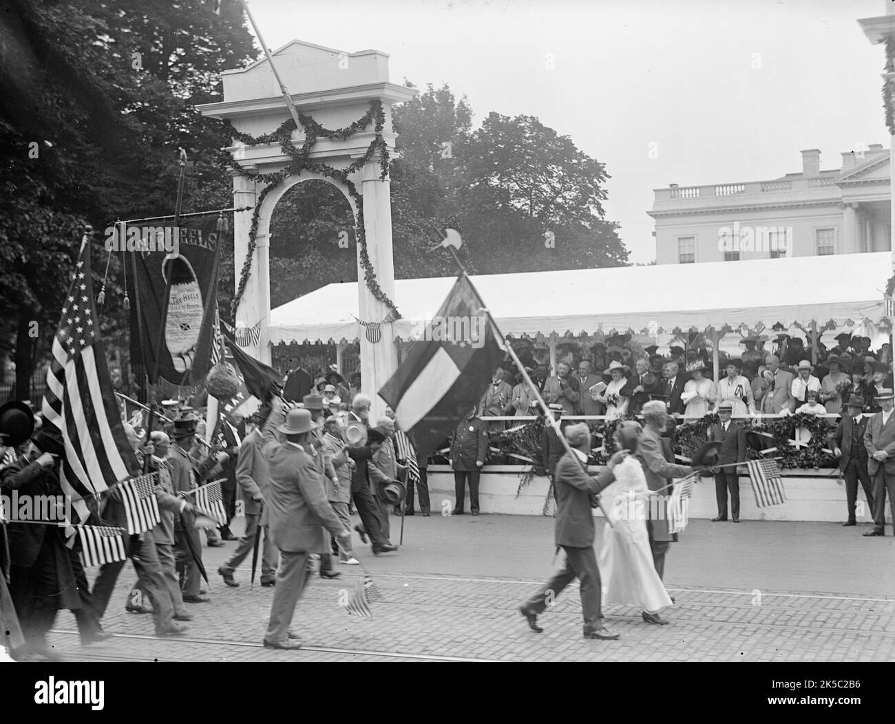 Réunion confédérée - W.E. Payne, avec drapeau de bataille, 1917. Le président AMÉRICAIN Woodrown Wilson et Edith Wilson, vice-président Thomas R. Marshall. Défilé militaire et anciens combattants de la guerre de Sécession, Washington D.C. (bannière Note Tar Heels de Caroline du Nord). Banque D'Images