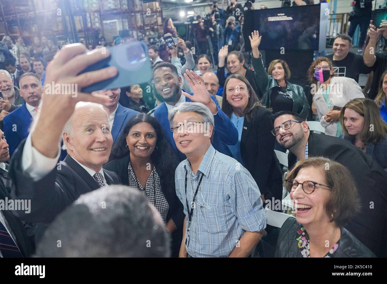 Poughkeepsie, États-Unis. 06th octobre 2022. Le président américain Joe Biden, prend un selfie avec ses employés lors d'une visite dans un site IBM, 6 octobre 2022, à Poughkeepsie, New York. Biden s'est fait le champion de sa loi sur les puces, qui stimule la fabrication de puces électroniques aux États-Unis, alors qu'IBM a annoncé son intention d'investir $20 milliards de dollars dans l'expansion de la vallée de l'Hudson. Crédit : Adam Schultz/White House photo/Alay Live News Banque D'Images