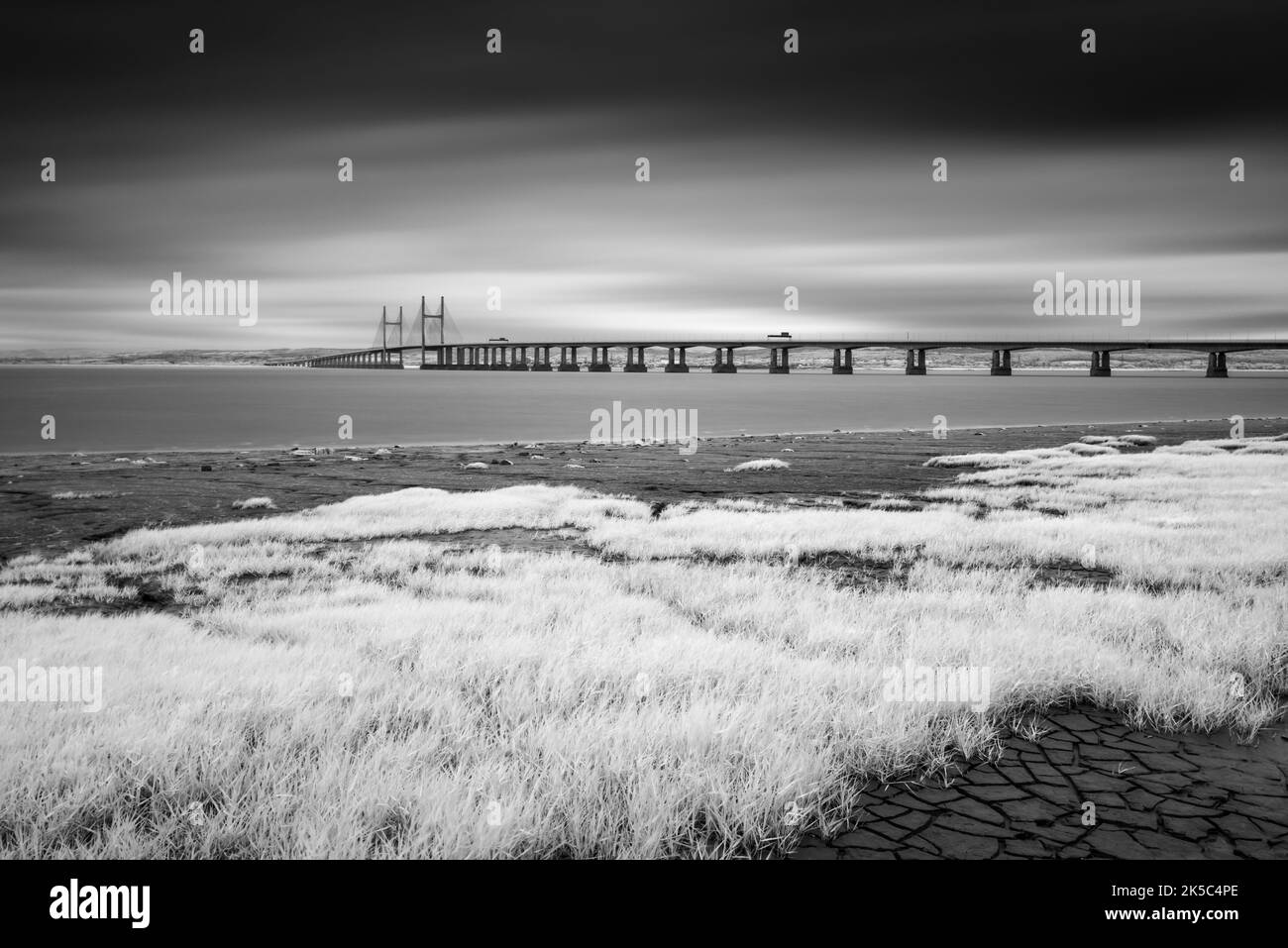 Photographie en noir et blanc du pont Prince of Wales entre l'Angleterre et le pays de Galles au-dessus de l'estuaire de Severn Beach, Gloucestershire, Angleterre. Banque D'Images