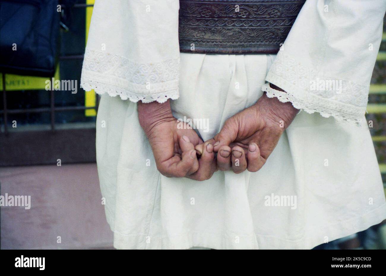 Comté de Bistrița-Năsăud, Roumanie, 2000. Homme de campagne portant un chemisier traditionnel et une ceinture en cuir. Gros plan de ses mains. Banque D'Images