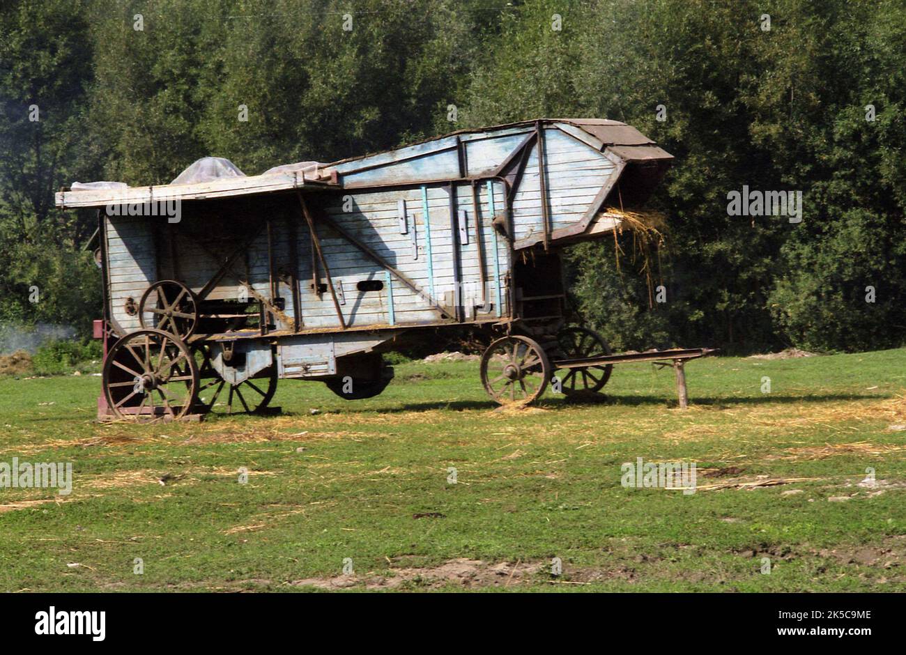 Comté de Bistrița-Năsăud, Roumanie, 2000. Ancienne batteuse dans un champ. Banque D'Images