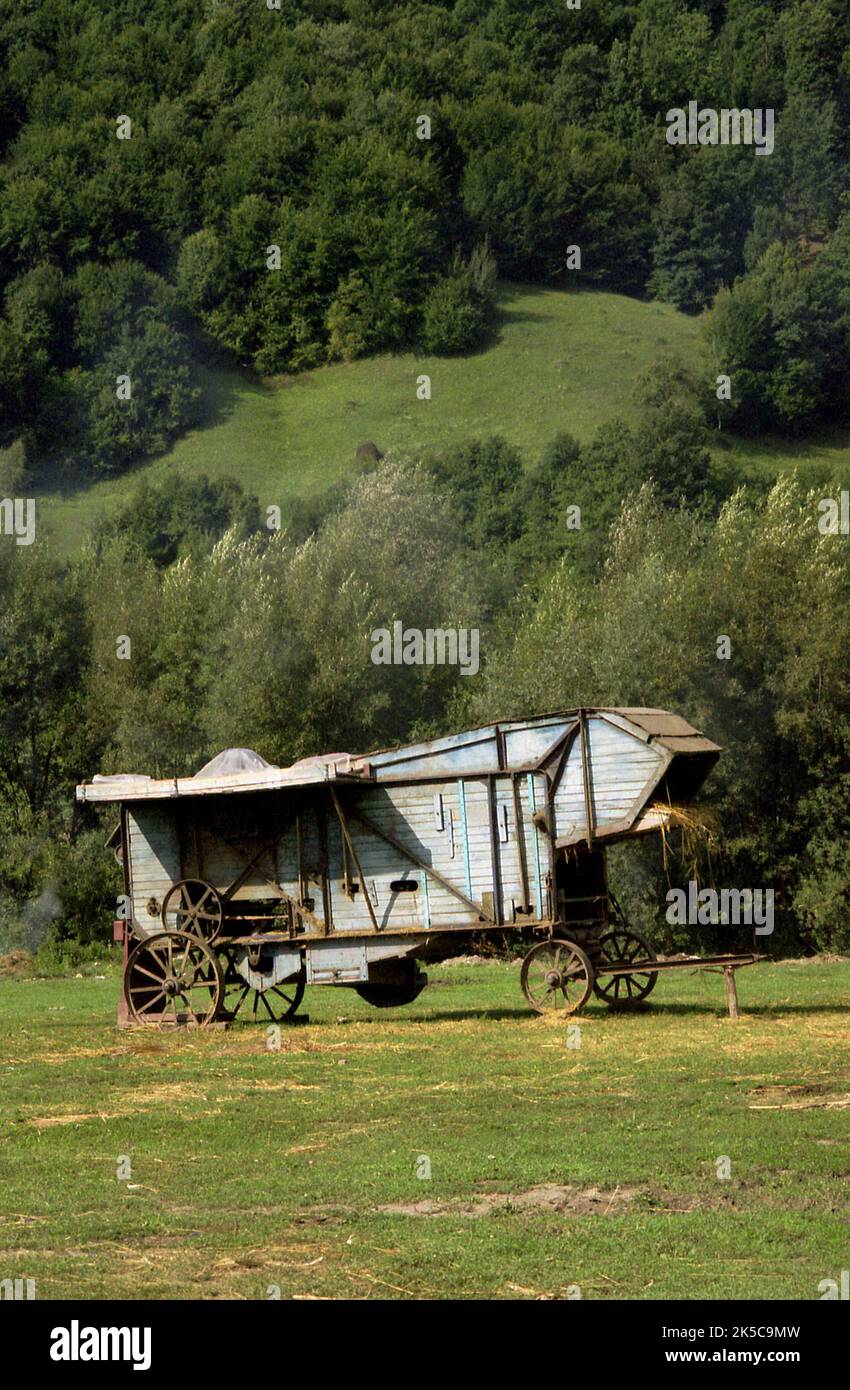Comté de Bistrița-Năsăud, Roumanie, 2000. Ancienne batteuse dans un champ. Banque D'Images