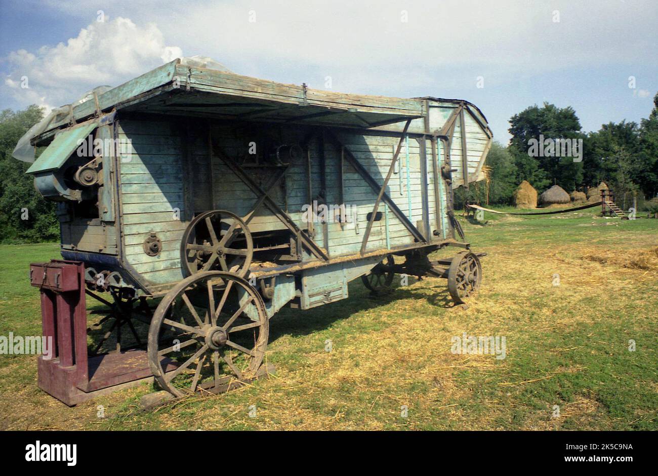 Comté de Bistrița-Năsăud, Roumanie, 2000. Ancienne batteuse dans un champ. Banque D'Images