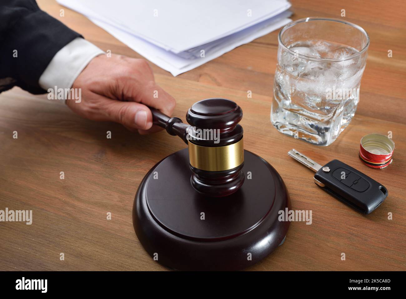 Juger de la détermination de la peine dans un procès pour accident de voiture en raison d'une consommation excessive d'alcool. Vue en hauteur. . . Banque D'Images
