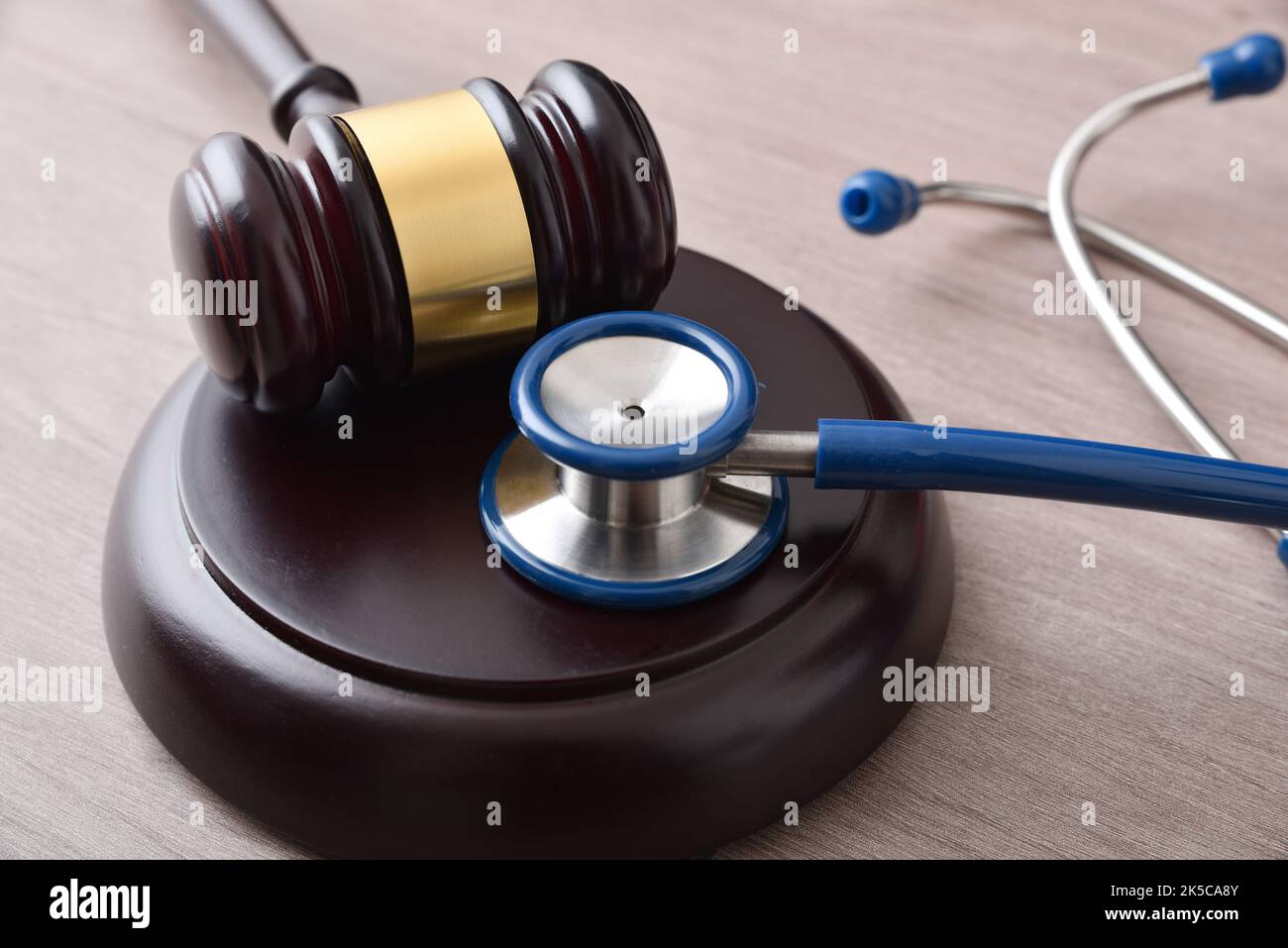 Concept de justice sociale équitable avec bâbord et stéthoscope sur table en bois. Vue en hauteur. Banque D'Images