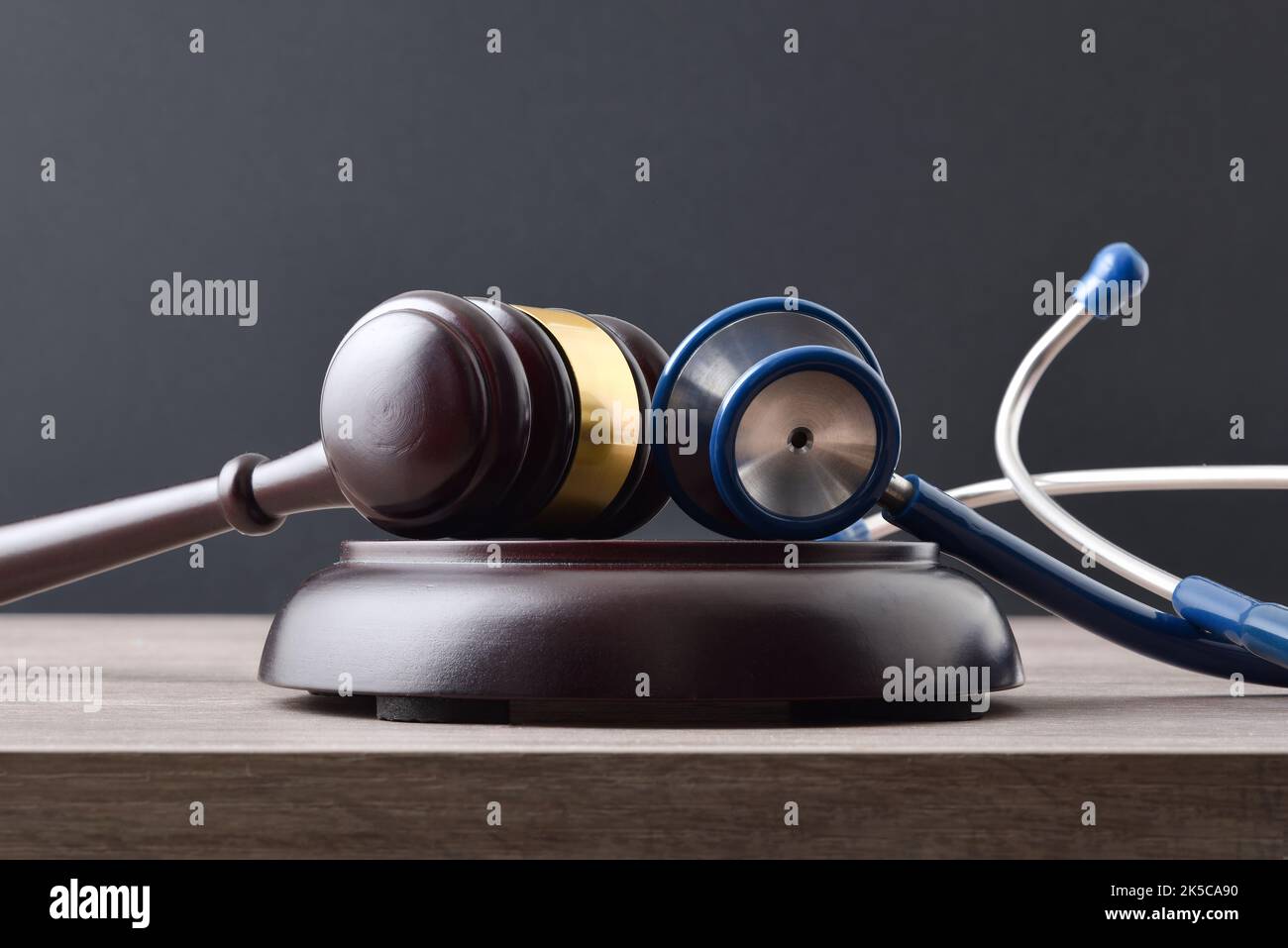 Concept de justice sociale équitable avec bâbord et stéthoscope sur table en bois. Vue avant. Banque D'Images