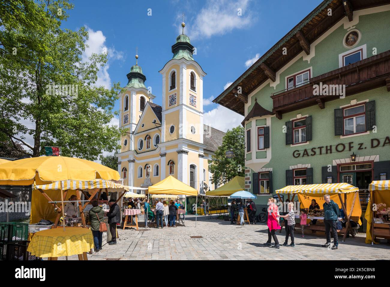 Vue du marché hebdomadaire sur la place principale jusqu'à l'église paroissiale Maria Himmelfahrt, St. Johann in Tirol, district de Kitzbühel, Tirol, Autriche Banque D'Images