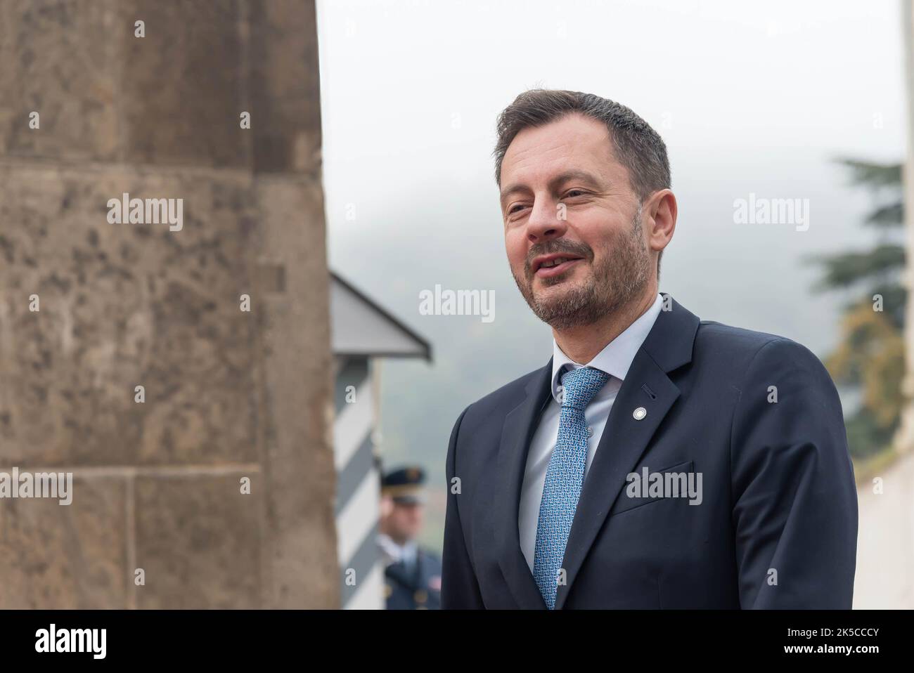 Prague, République tchèque. 07th octobre 2022. Le Premier ministre slovaque Eduard Heger arrive avant la réunion informelle du Conseil européen de Prague. Les principaux points abordés au cours de la réunion sont la guerre en Ukraine, l'énergie et la situation économique en Europe. Crédit : SOPA Images Limited/Alamy Live News Banque D'Images