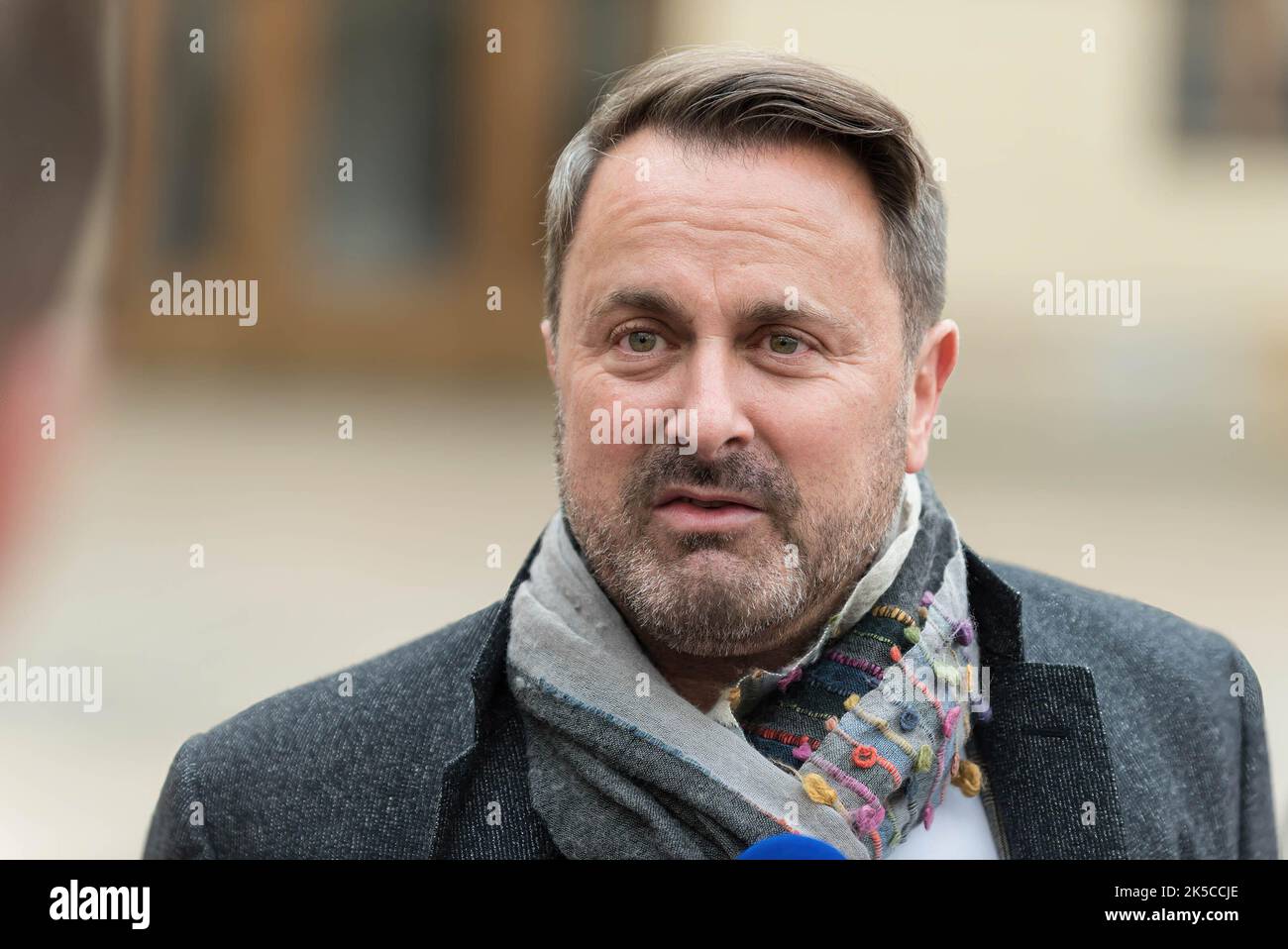 Prague, République tchèque. 07th octobre 2022. Le Premier ministre luxembourgeois Xavier Bettel s'adresse aux médias avant la réunion informelle du Conseil européen de Prague. Les principaux points abordés au cours de la réunion sont la guerre en Ukraine, l'énergie et la situation économique en Europe. Crédit : SOPA Images Limited/Alamy Live News Banque D'Images