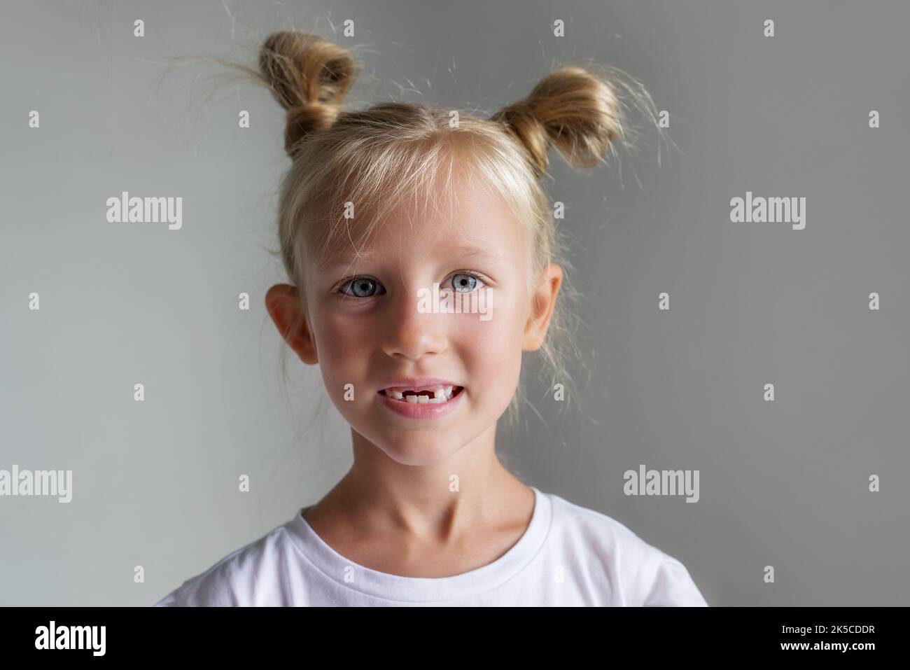portrait d'une petite fille dont les dents de lait sont tombées Banque D'Images