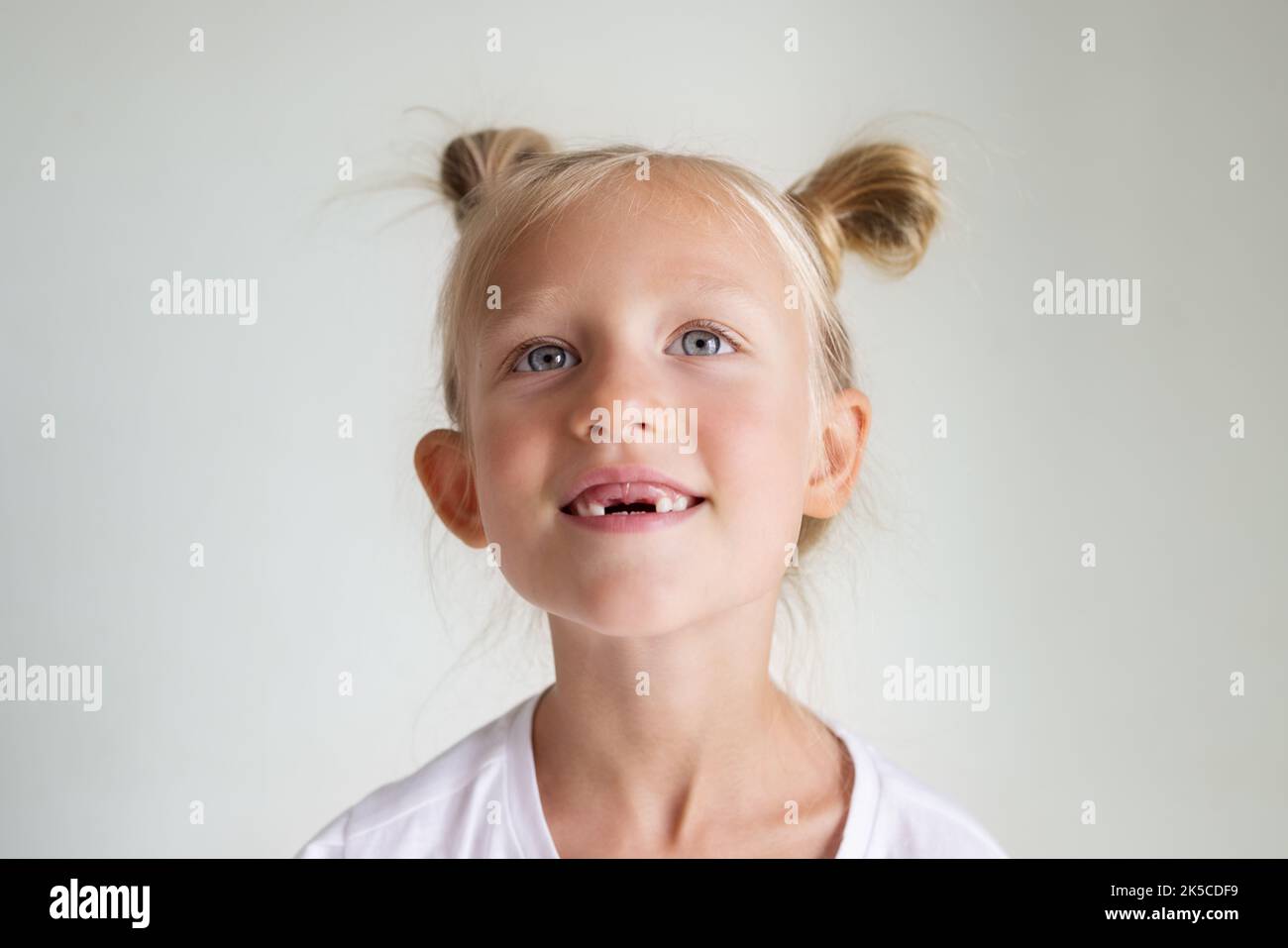 une petite fille qui n'a pas de dents rires. gros plan portrait. Banque D'Images