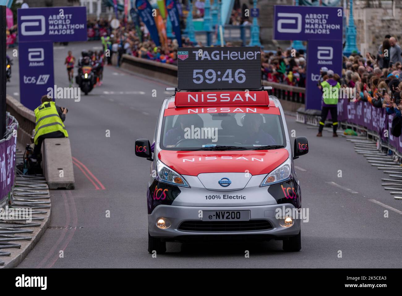 Véhicule chrono e-NV200 de Nissan au Marathon de Londres TCS 2022 à Tower Hill, City of London, Royaume-Uni. Véhicule de synchronisation avec TEMPORISATION numérique TAG Heuer Banque D'Images