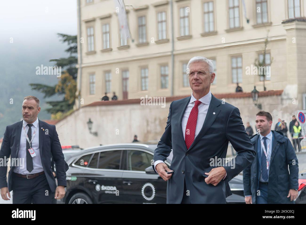 Prague, République tchèque. 07th octobre 2022. Le Premier ministre letton Arturs Krisjanis Karins arrive avant le début de la réunion informelle du Conseil européen à Prague. Les principaux points abordés au cours de la réunion sont la guerre en Ukraine, l'énergie et la situation économique en Europe. (Photo de Tomas Tkachik/SOPA Images/Sipa USA) crédit: SIPA USA/Alay Live News Banque D'Images