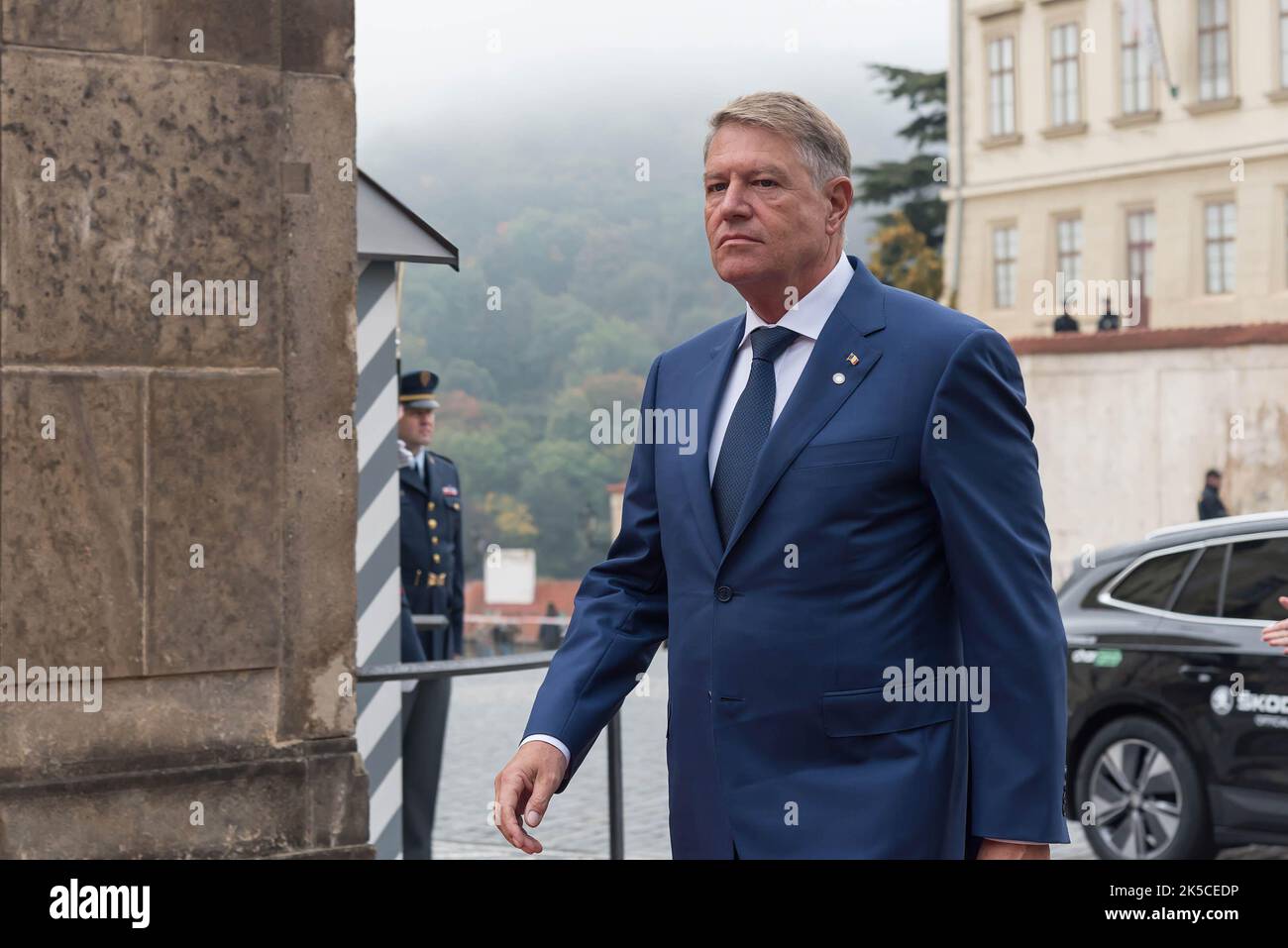 Prague, République tchèque. 07th octobre 2022. Klaus Iohannis, président de la Roumanie, arrive avant la réunion informelle du Conseil européen de Prague. Les principaux points abordés au cours de la réunion sont la guerre en Ukraine, l'énergie et la situation économique en Europe. (Photo de Tomas Tkachik/SOPA Images/Sipa USA) crédit: SIPA USA/Alay Live News Banque D'Images