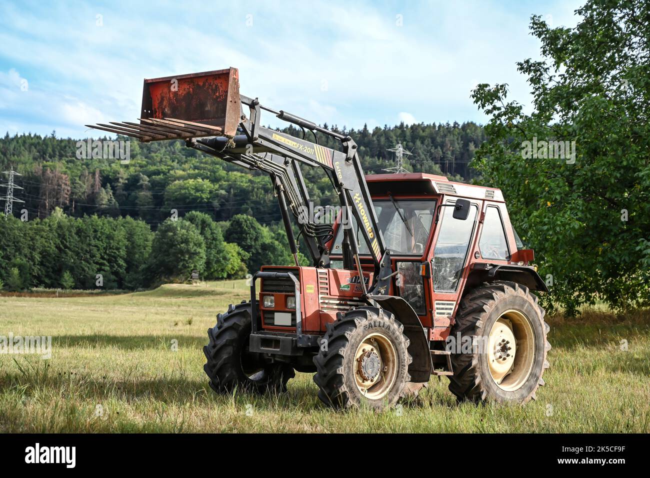 Breuberg, Hesse, Allemagne, Fiat 680 DT, tracteur avec fourche de chargement, capacité 3456 cm3, 68 ch. Année de fabrication 1978 Banque D'Images