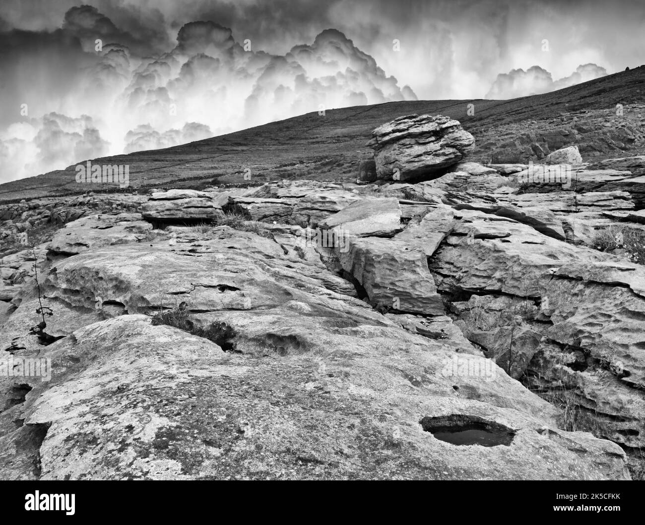Europe, Europe occidentale, Irlande, République d'Irlande, Comté de Clare, Région karst Burren, parc national, atmosphère de nuages dramatique Banque D'Images