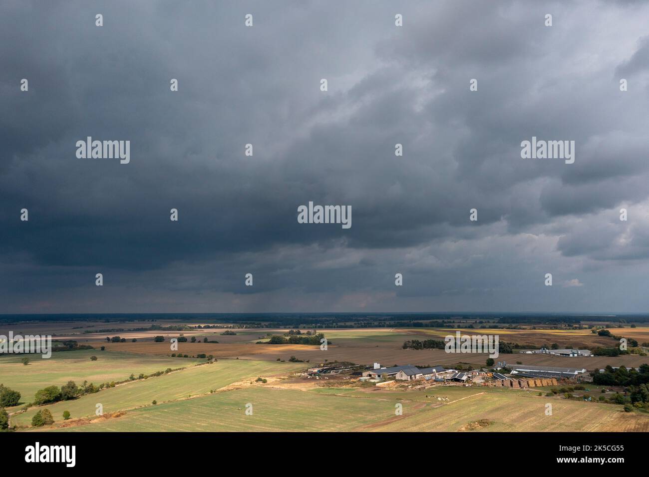 De sombres nuages de pluie passent au-dessus de la Fläming dans l'est de Saxe-Anhalt, Leitzkau, Saxe-Anhalt, Allemagne Banque D'Images