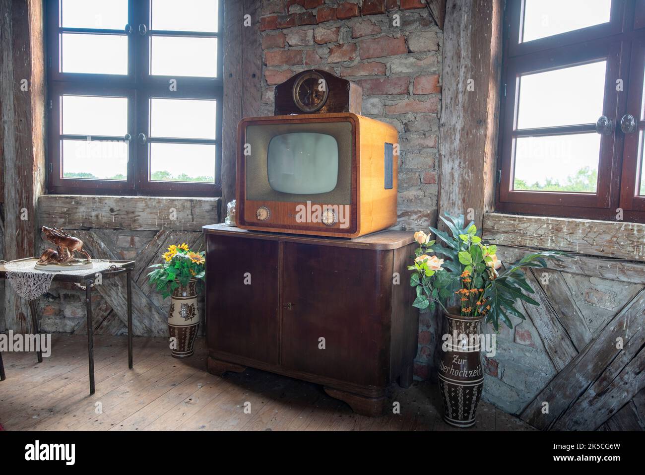 Ancienne télévision, téléviseur, château de Leitzkau, Saxe-Anhalt, Allemagne Banque D'Images Ancienne télévision, téléviseur, château de Leitzkau, Saxe-Anhalt, Allemagne Banque D'Images