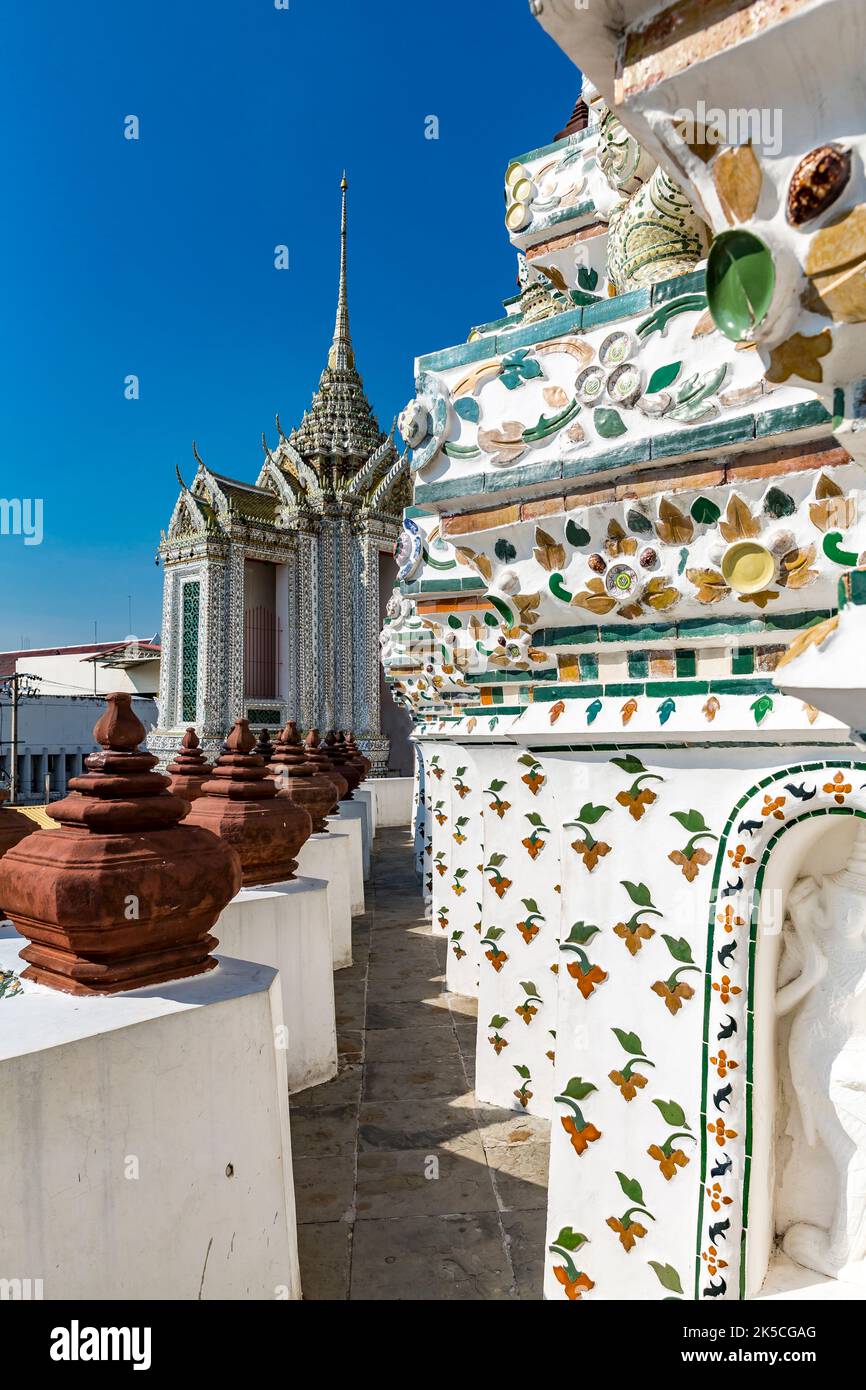 Promenez-vous dans la grande tour du temple, Phra Prang, et Mondop, Wat Arun, Temple de l'Aube, Bangkok, Thaïlande Banque D'Images