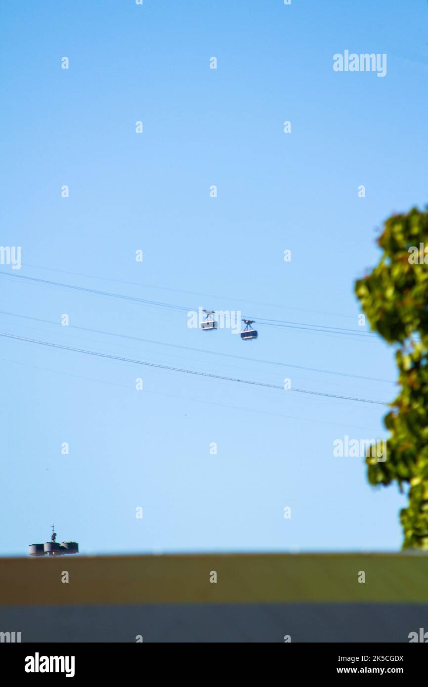 Téléphérique de Sugarloaf à Rio de Janeiro, Brésil - 14 août 2022 : téléphérique de Sugarloaf avec beau ciel bleu en arrière-plan à Rio de Janeiro. Banque D'Images
