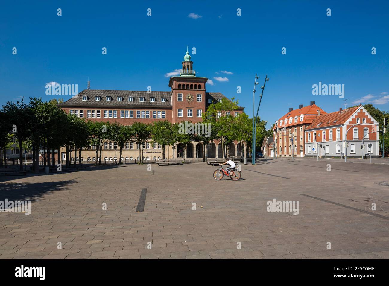 Allemagne, Bocholt, Basse-Rhin, Westmuensterland, Muensterland, Westphalie, Rhénanie-du-Nord-Westphalie, NRW, St. Georg Gymnasium am Benoelkenplatz, Staedtisches Gymnasium, bâtiment en briques, garçon à vélo Banque D'Images