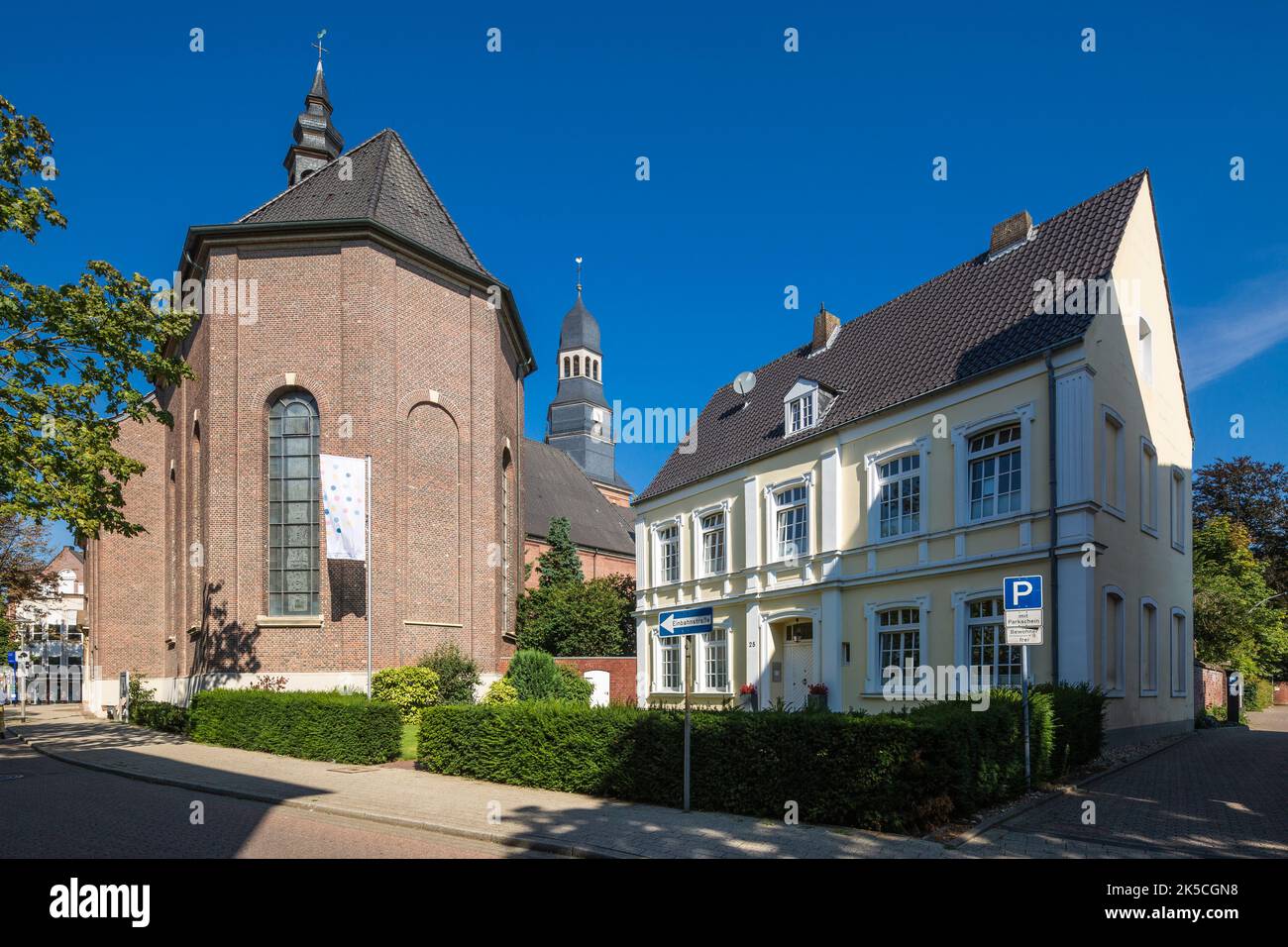 Allemagne, Bocholt, Basse-Rhin, Westmuensterland, Muensterland, Westphalie, Rhénanie-du-Nord-Westphalie, NRW, église paroissiale catholique Liebfrauen, église en brique, baroque tardif, ancienne église monastère des Minorites, église minorite, sur la droite le presbytère Banque D'Images