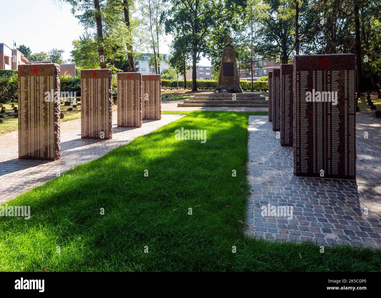 Allemagne, Bocholt, Basse-Rhénanie, Westphalie, pays de l'Ouest, Westphalie, Rhénanie-du-Nord-Westphalie, NRW, cimetière russe, tombes de guerre, Tombes pour prisonniers de guerre soviétiques, cimetière militaire, monument, mémorial, obélisque, stèle avec des noms de victimes de guerre Banque D'Images