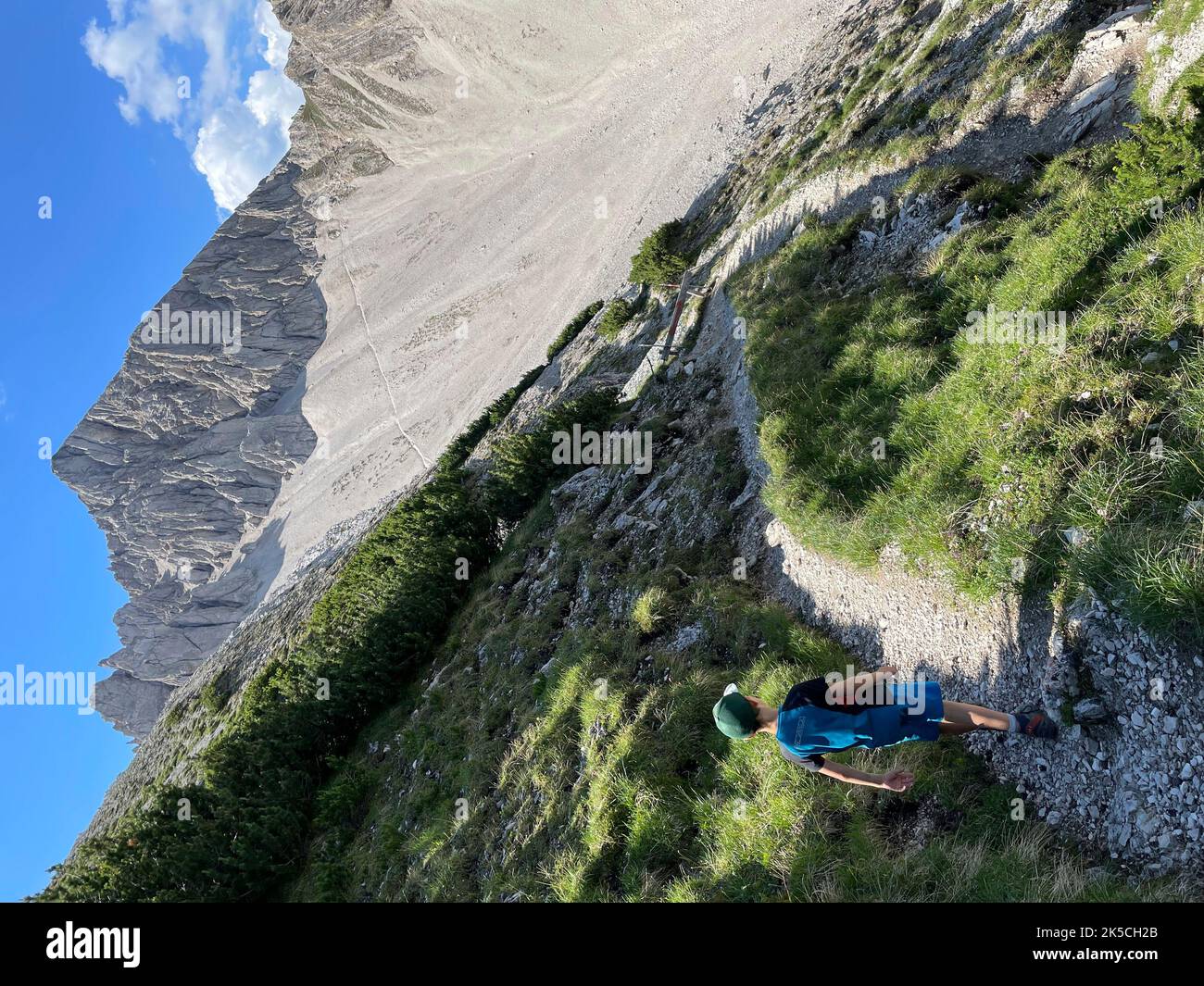 Garçon sur le sentier de randonnée, vue sur Seefelder Höhenweg à Reither Spitze, Reither Kar, chemin, sentier, randonnée, Nature, montagnes, ciel bleu, activité, montagnes Karwendel, Wetterstein, Leutasch, Mösern, Reith, Scharnitz, Tirols Hochplateau, Seefeld, Tirol, Autriche Banque D'Images