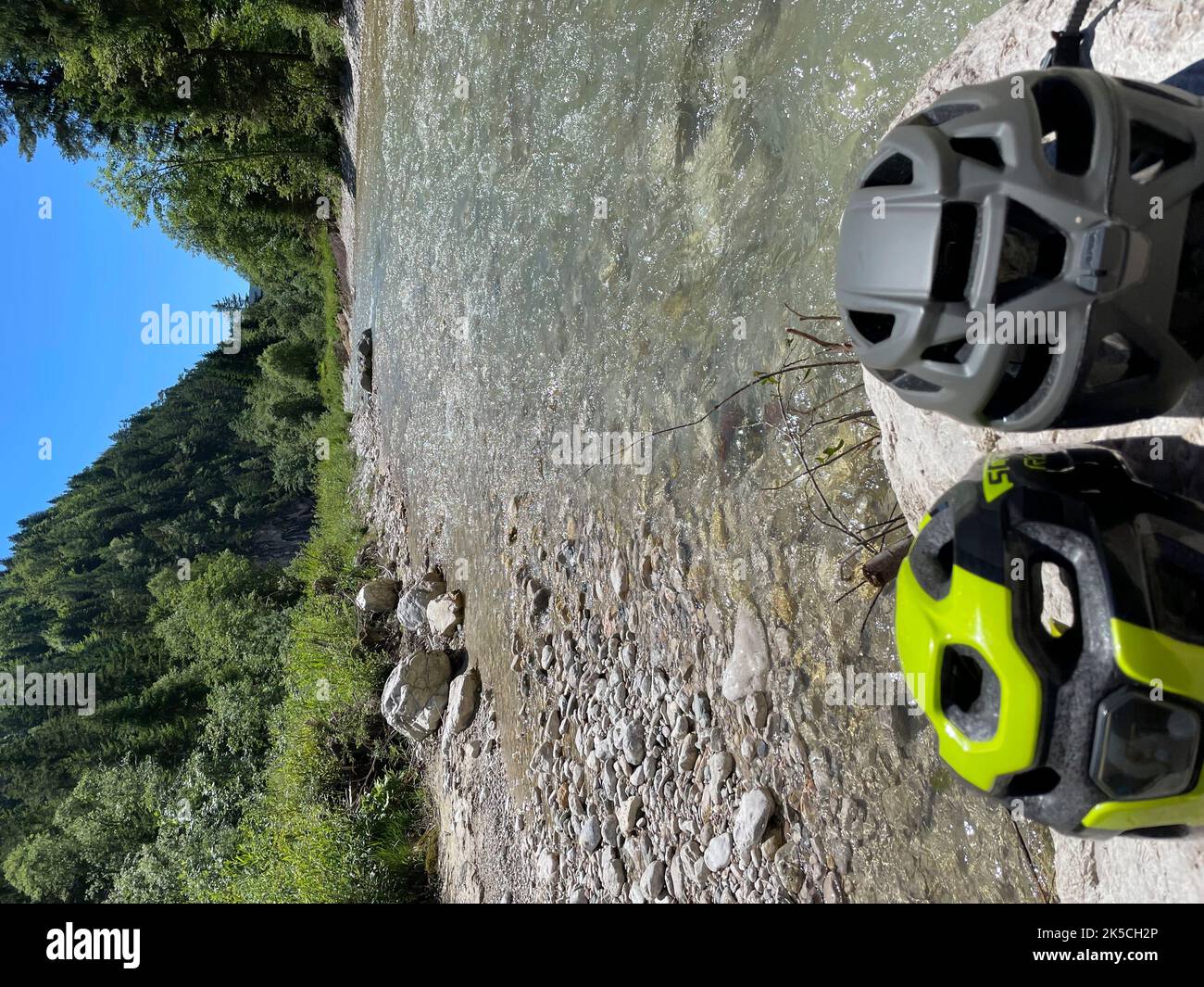 Deux casques de vélo se trouvent sur la pierre sur la Leutascher Ache, randonnée, vélo, nature, montagnes, rivière, ciel bleu, activité, montagnes Karwendel, montagnes Wetterstein, Seefeld, Mösern, Reith, Scharnitz, le haut plateau du Tyrol, Leutasch, Tyrol, Autriche Banque D'Images