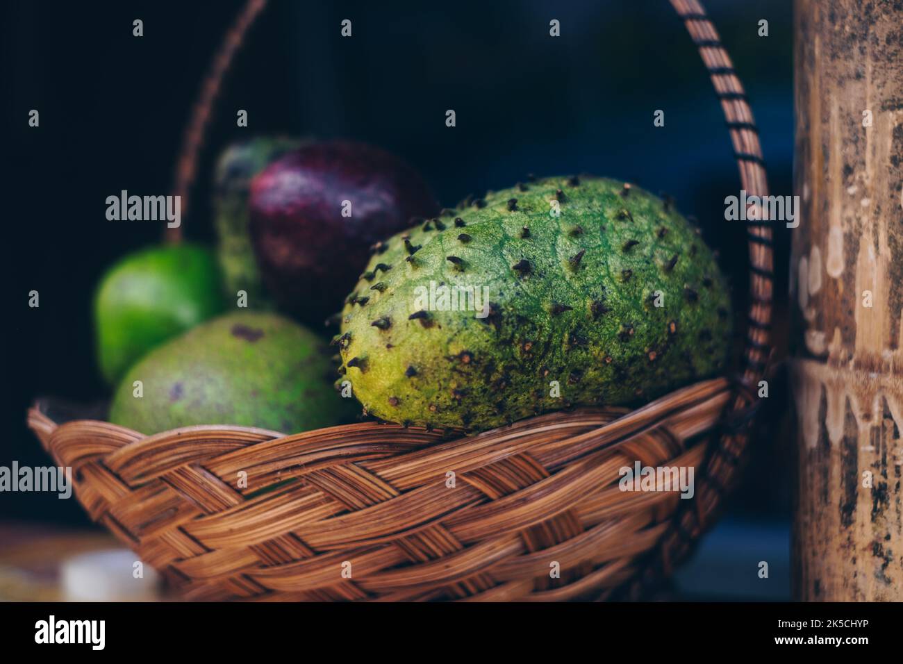 Panier de fruits avec soursop en foyer (pomme de crème AKA, graviola, guyabano, guanabana, paw brésilienne) qui aident à la digestion, combattre le cancer. Banque D'Images