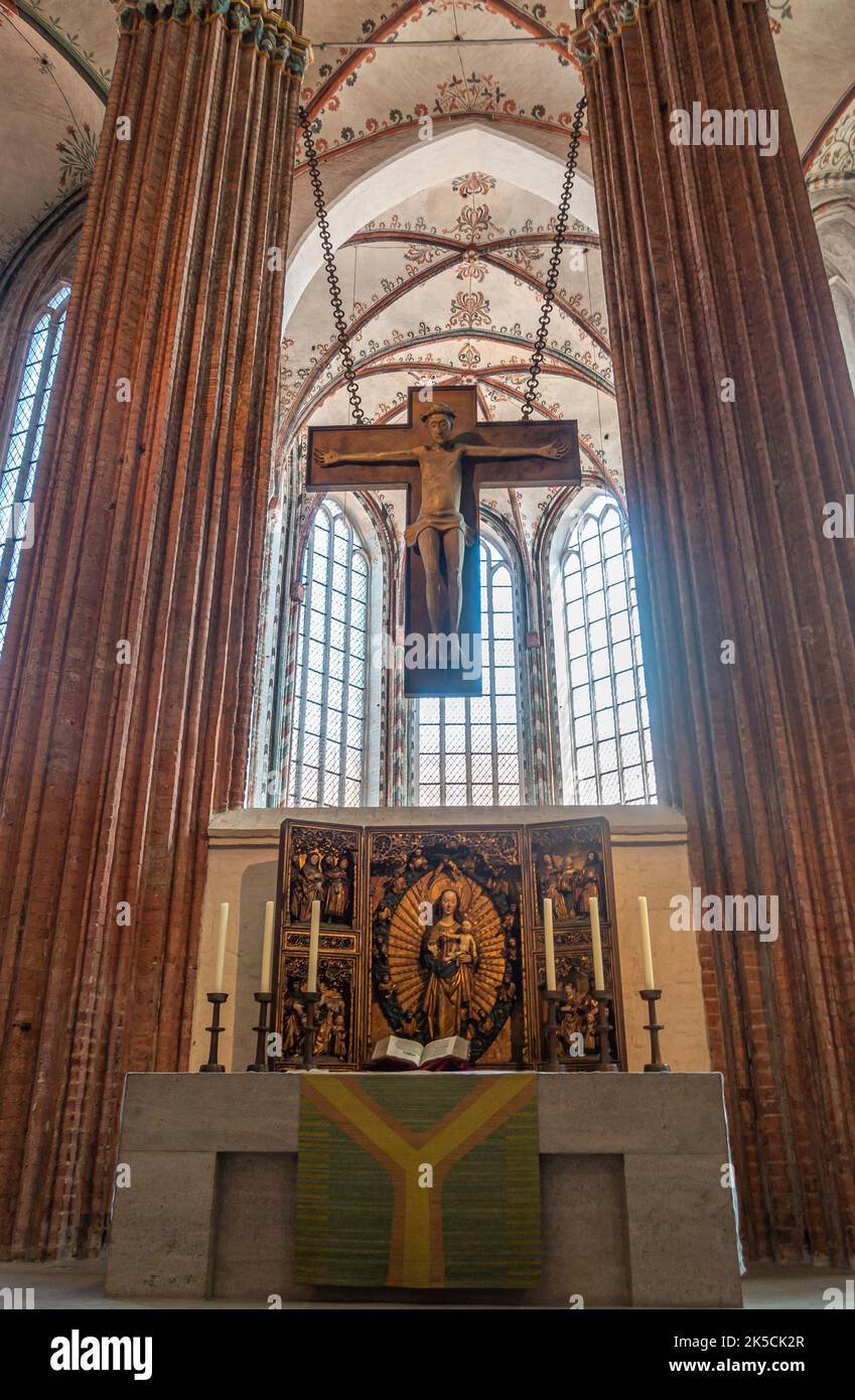 Allemagne, Lübeck - 13 juillet 2022: Marienkirche. L'autel de Madonna ou de Marie avec 3-dimensionnel coloré et historique reredos est l'autel principal à l'abside sous gi Banque D'Images