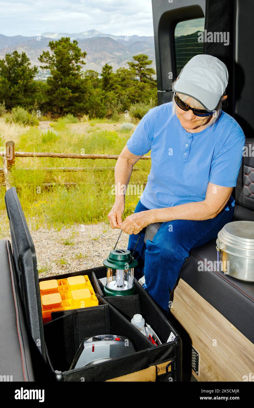 Femme stockant l'équipement de camping dans la boîte d'engrenages Radius Outfitters 500 Banque D'Images