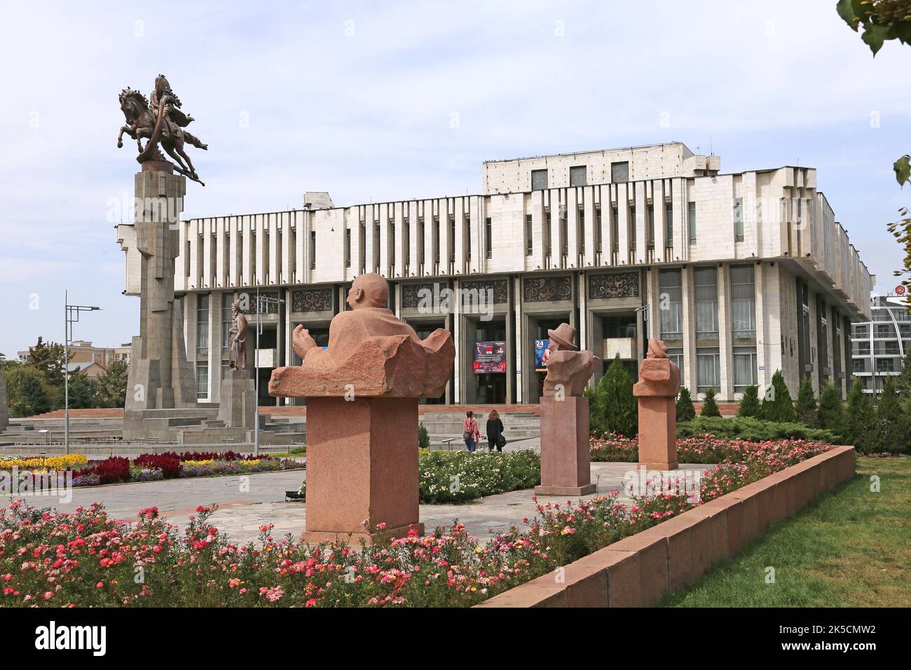 Statues de Manaschi (conteurs traditionnels), salle de concert philharmonique d'État, avenue Chui, Bichkek, région de Bichkek, Kirghizistan, Asie centrale Banque D'Images