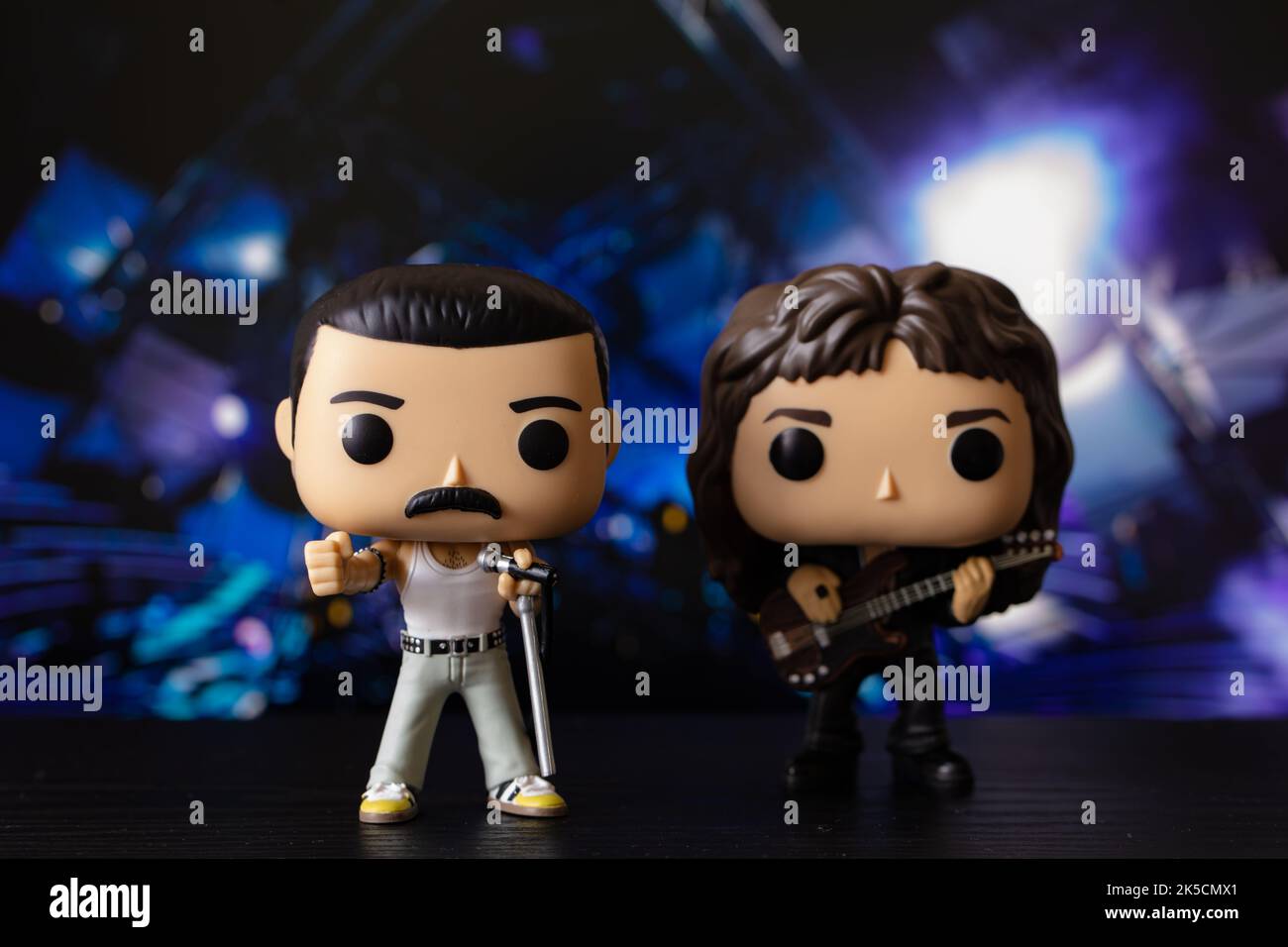 Washington, États-Unis - 7 octobre 2022: Funko POPO vinyle figures de Freddie Mercury et John Deacon(Reine) sur fond de scène de concert Banque D'Images