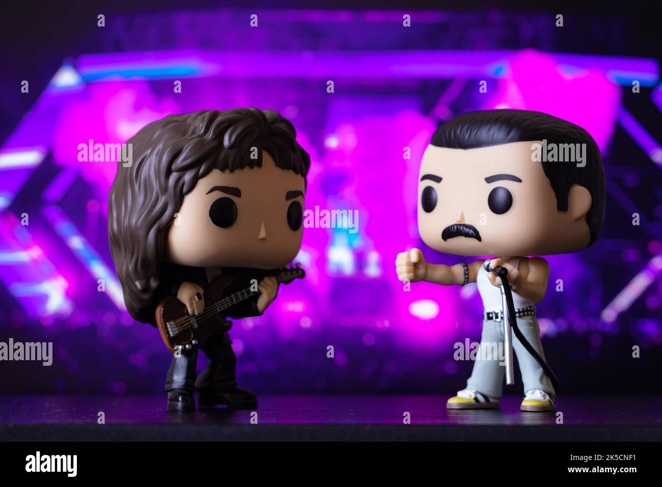 Washington, États-Unis - 7 octobre 2022: Funko POPO vinyle figures de Freddie Mercury et John Deacon(Reine) sur fond de scène de concert Banque D'Images