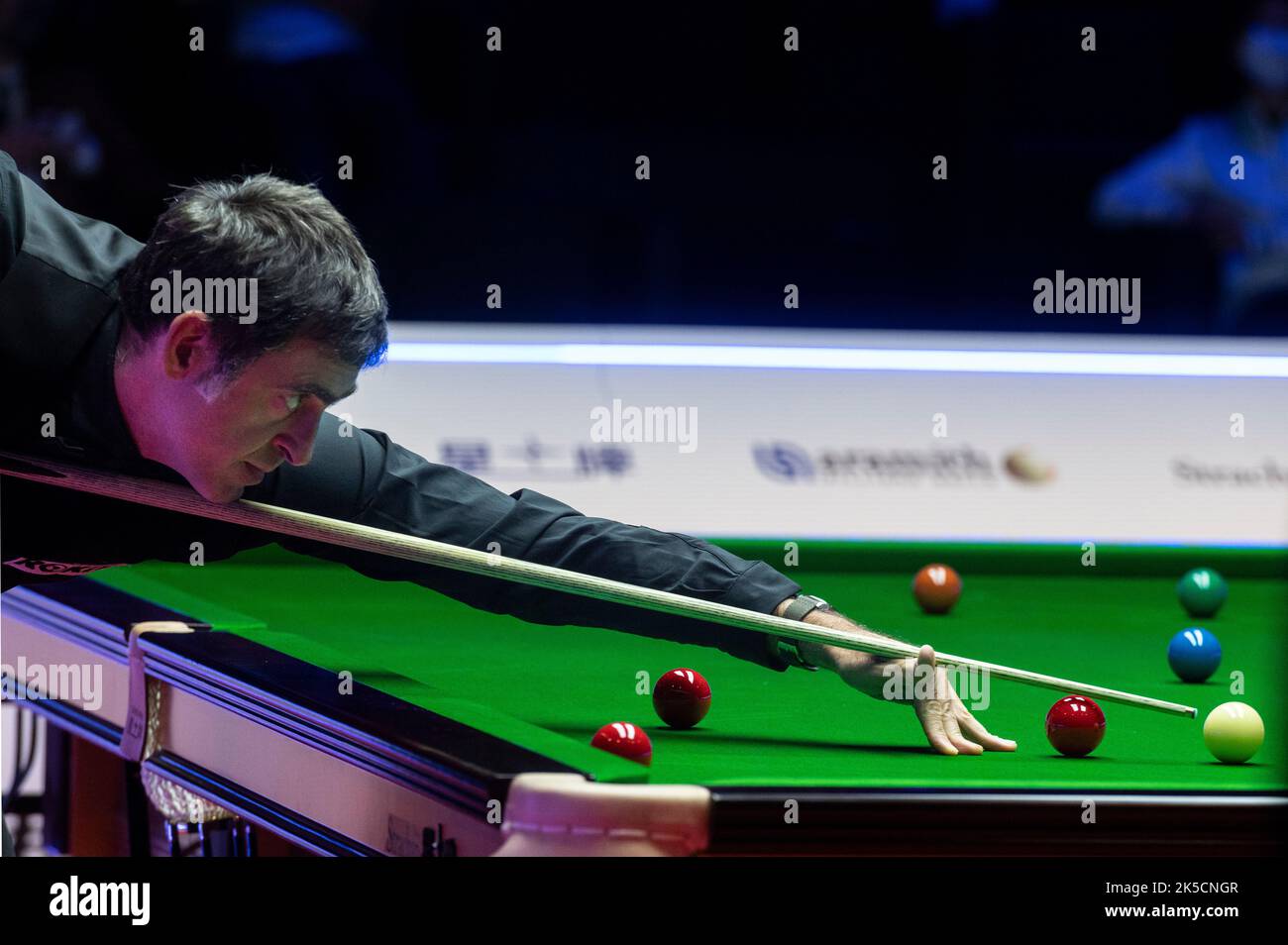 Hong Kong, Chine. 07th octobre 2022. Ronnie O'Sullivan, champion du monde actuel et premier joueur anglais au monde, vu en action lors du quatrième quart de finale du tournoi de snooker des Hong Kong Masters contre Hongkonger ng sur Yee. Note finale; Ronnie O'Sullivan 5:0 ng sur Yee. Crédit : SOPA Images Limited/Alamy Live News Banque D'Images