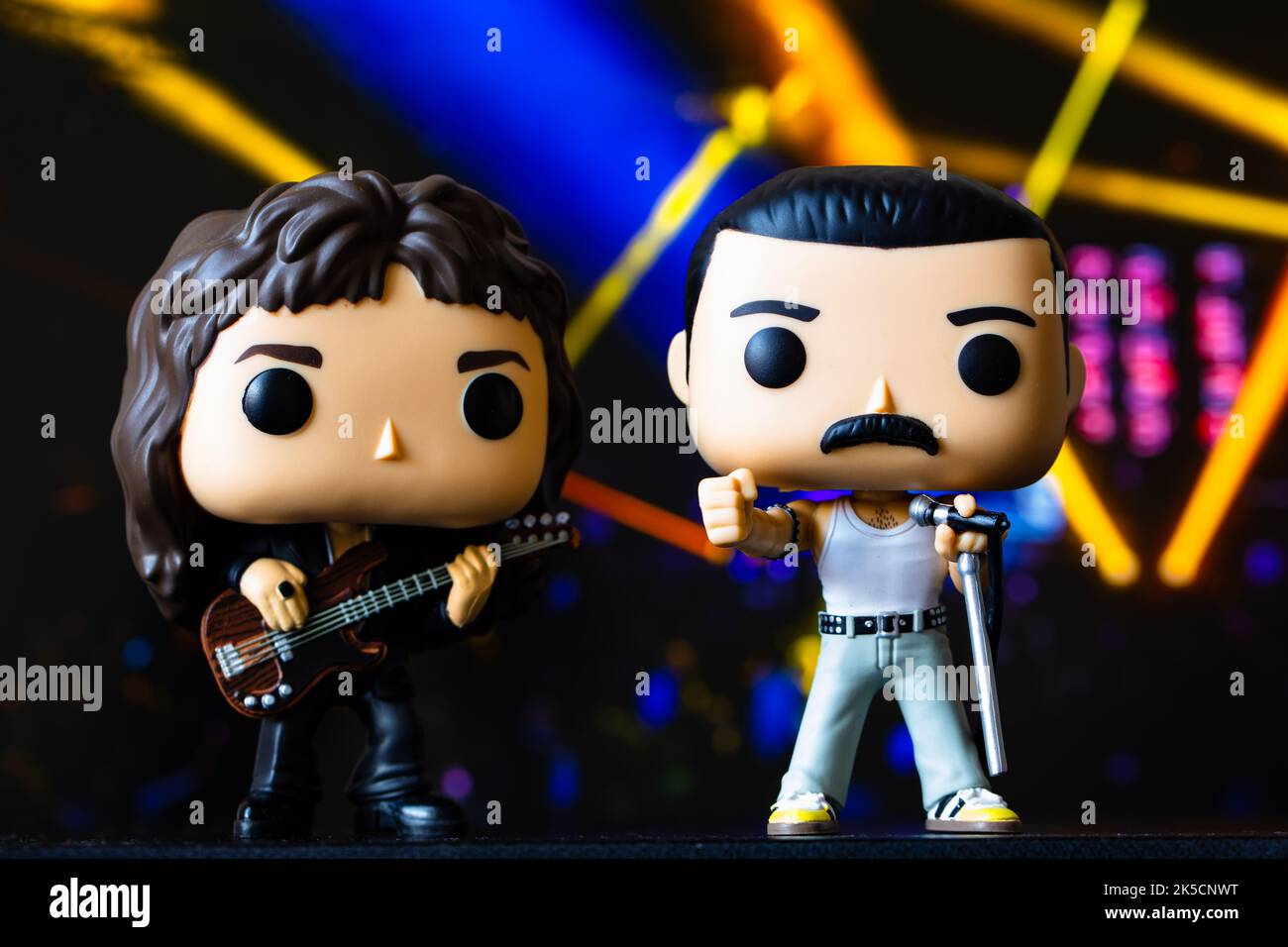 Washington, États-Unis - 7 octobre 2022: Funko POPO vinyle figures de Freddie Mercury et John Deacon(Reine) sur fond de scène de concert Banque D'Images