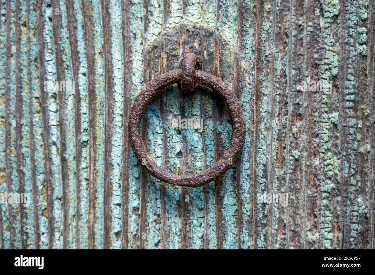 Porte rouillée sur une porte en bois. Banque D'Images