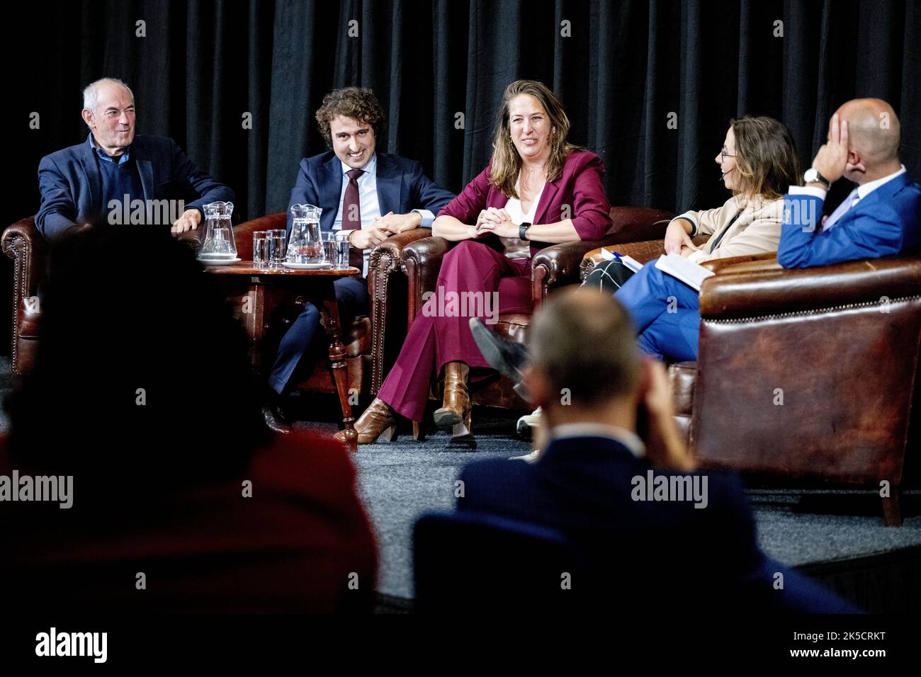 2022-10-07 19:02:16 LA HAYE - Job Cohen , Jesse Klaver et Marjolein Moorman lors d'une discussion après la conférence Kerkdijk de Jesse Klaver sous le titre: Un nouveau commencement: La promesse de la coopération de gauche. Au cours de la conférence, le dirigeant de GroenLinks a exposé sa vision de l'avenir des pays-Bas. ANP ROBIN UTRECHT pays-bas - belgique sortie Banque D'Images