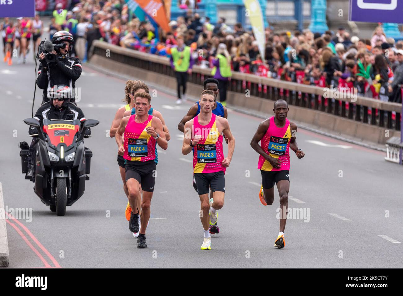 Les stimulateurs cardiaques qui s'exécutent dans la course TCS London Marathon 2022 Elite pour Homme à Tower Hill, City of London, Royaume-Uni. Andy Butchart (4), Mark Scott (3). Vélo d'appareil photo Banque D'Images