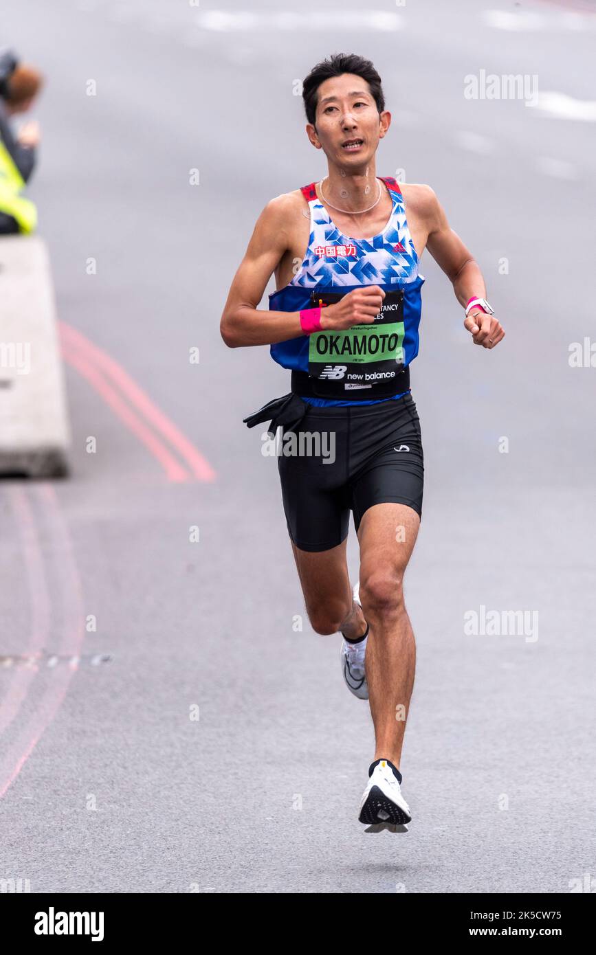 Naoki Okamoto dans la course TCS London Marathon 2022 Elite pour Homme à Tower Hill, City of London, Royaume-Uni. Banque D'Images
