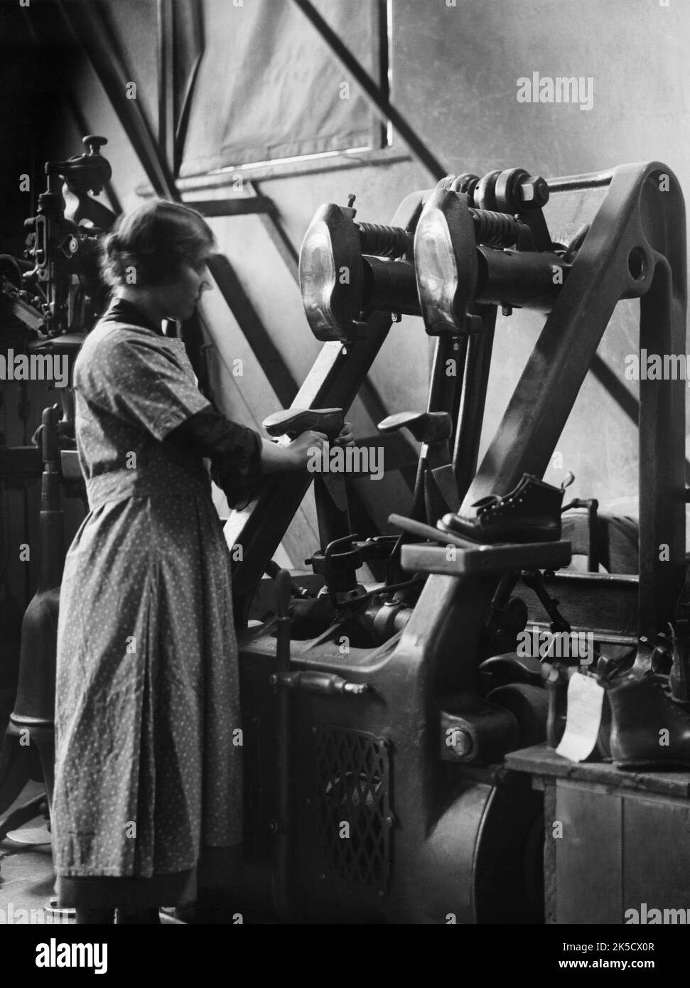 L'emploi des femmes en Grande-Bretagne, 1914-1918 Une femme exploitant une mise à niveau de la machine dans une usine de fabrication de bottes de Nottingham, septembre 1918. Banque D'Images