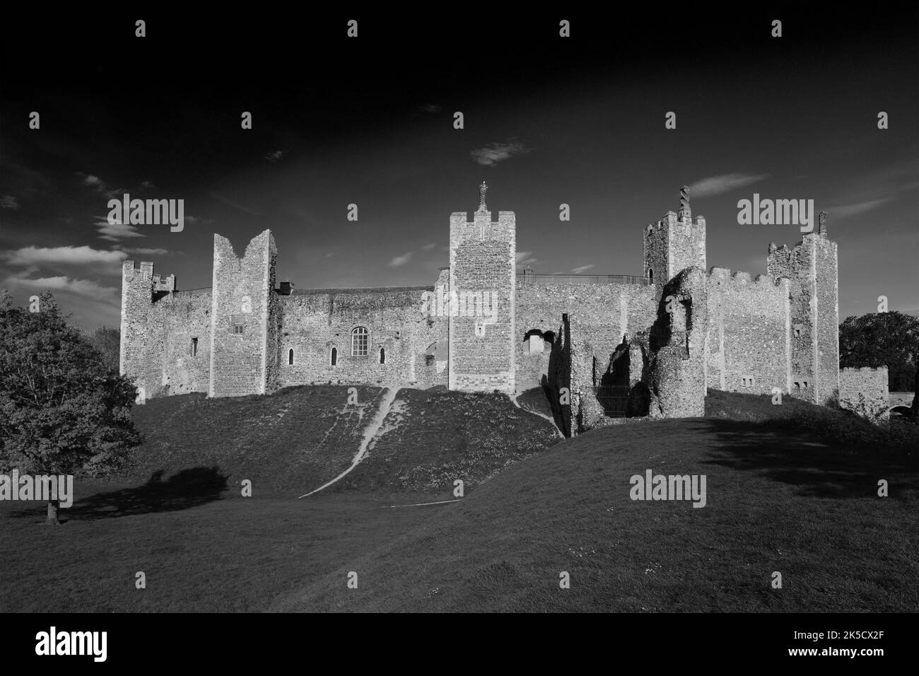 Vue sur le château de Framingham (1157-1216,) village de Framingham, comté de Suffolk, Angleterre, Royaume-Uni Banque D'Images