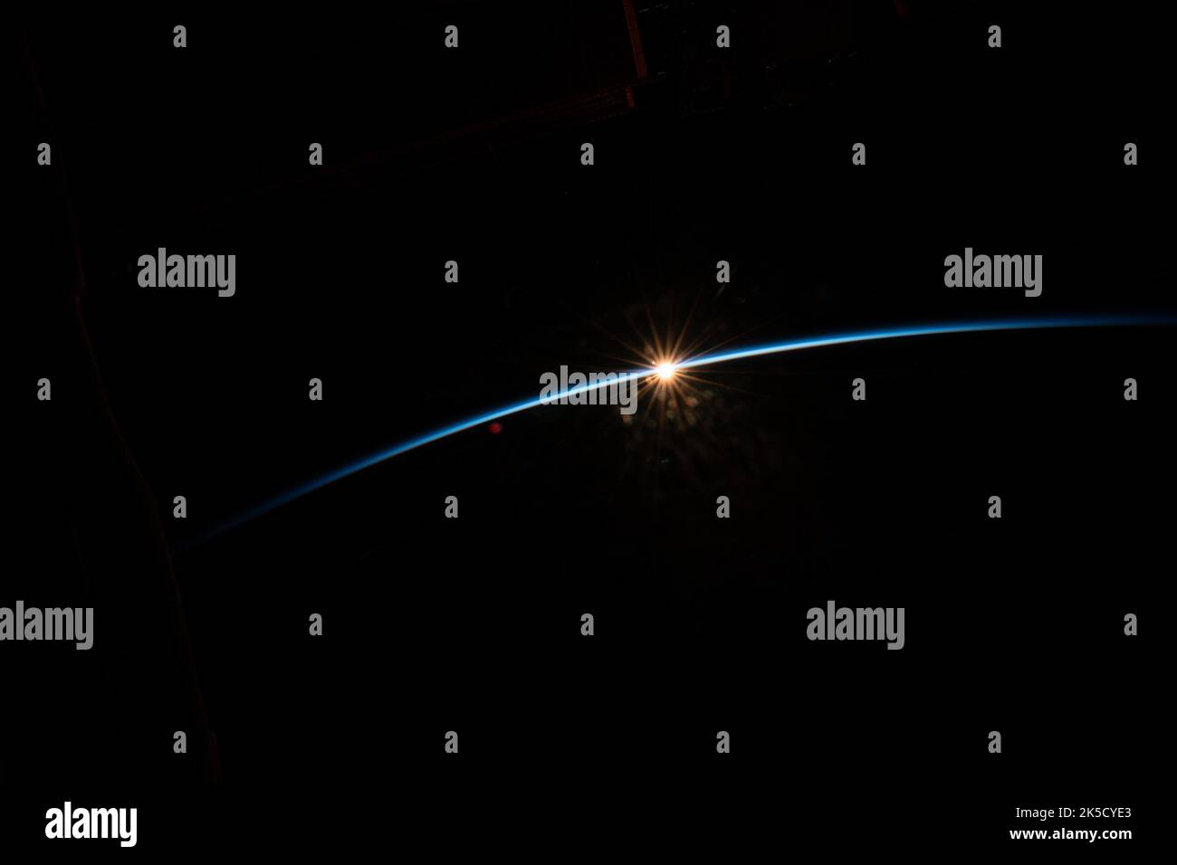 L'ISS a capturé le Soleil se levant au-dessus de l'horizon terrestre, éclairant l'atmosphère tout en orbitant autour de 261 miles au-dessus de l'est de la Chine. Banque D'Images